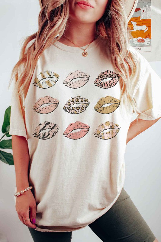 VALENTINE LIP GALLERY GRAPHIC PLUS SIZE TEE