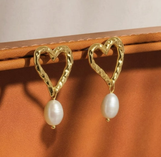 Laura 18K Non-Tarnish Classic Heart Pearl Earring